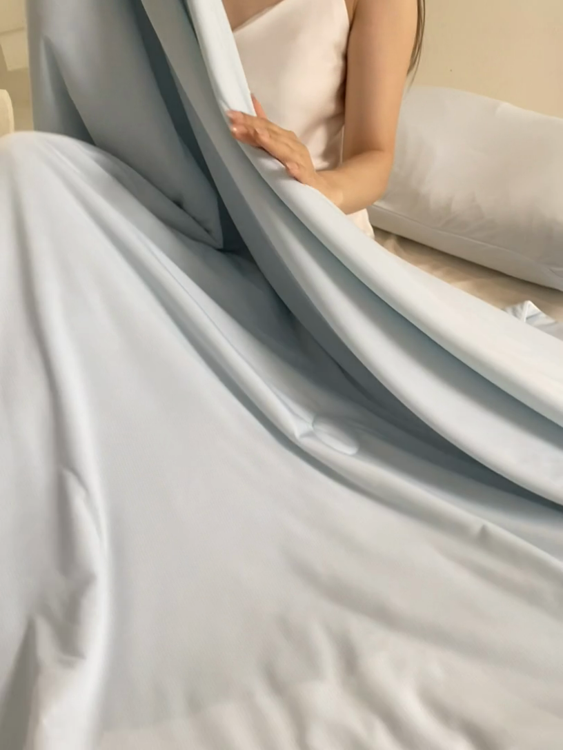 91家纺网 家纺一手货源 找家纺 金爱家2025新款A类高品质冰冰凉雪花冰感凉皮双面加倍透气孔氨纶凉感夏被 冰感凉皮-清新蓝（加倍透气）