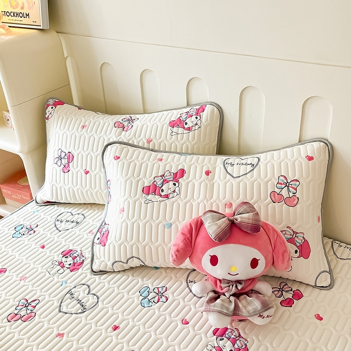 91家纺网 家纺一手货源 找家纺 金爱家2025新款A类三丽鸥高品质可组合凉感丝乳胶席牛奶丝针织棉软糯夏被四件套 乳胶席-蝴蝶结樱桃美乐蒂