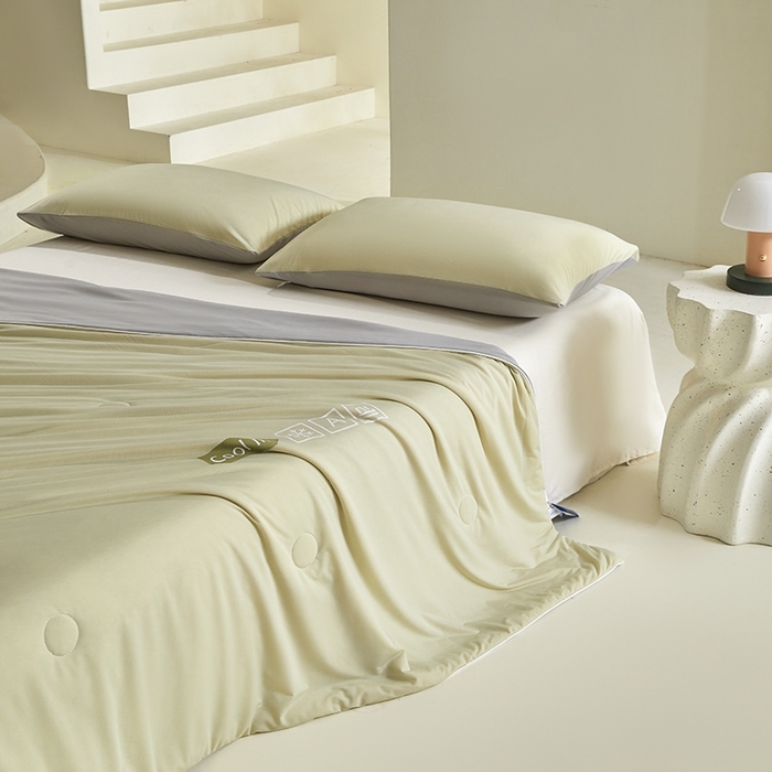 91家纺网 家纺一手货源 找家纺 金爱家2025新款A类高品质冰冰凉雪花冰感凉皮双面加倍透气孔氨纶凉感夏被 冰感凉皮-青石绿灰（加倍透气）