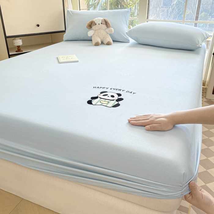 91家纺网 家纺一手货源 找家纺 莱通家纺 2025新款新疆纯色绣花床笠 熊宝-浅蓝