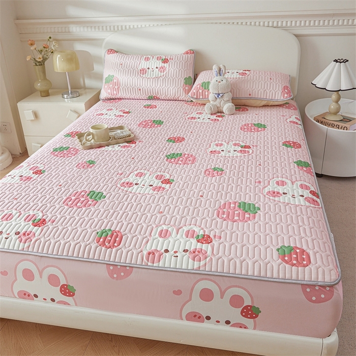 91家纺网 家纺一手货源 找家纺 雯豆2025夏季新品0.4乳胶凉席床笠款三件套凉感丝印花纯色床罩 乳胶床笠-草莓兔1