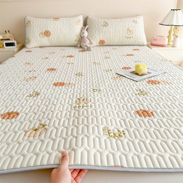 91家纺网 家纺一手货源 找家纺 雯豆2025夏季新品0.4乳胶凉席平铺款三件套凉感丝小清新印花席梦思床罩 乳胶凉席-吉祥南瓜1