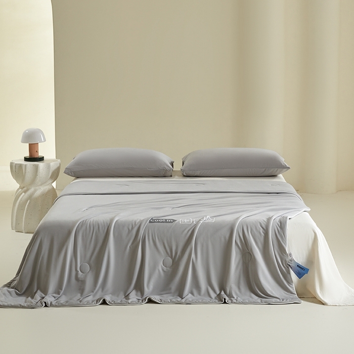 91家纺网 家纺一手货源 找家纺 金爱家2025新款A类高品质冰冰凉雪花冰感凉皮双面加倍透气孔氨纶凉感夏被 冰感凉皮-浅银灰（加倍透气）