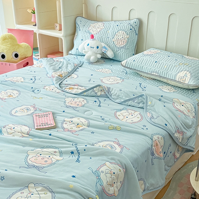 91家纺网 家纺一手货源 找家纺 金爱家2025新款A类三丽鸥高品质可组合凉感丝乳胶席牛奶丝针织棉软糯夏被四件套 乳胶席-蓝甜玉桂狗