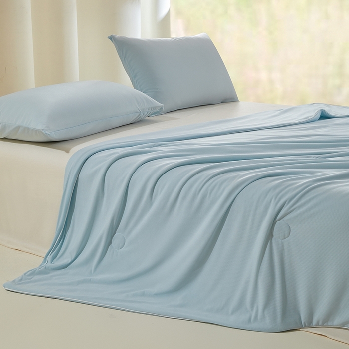 91家纺网 家纺一手货源 找家纺 金爱家2025新款A类高品质冰冰凉雪花冰感凉皮双面加倍透气孔氨纶凉感夏被 冰感凉皮-清新蓝（加倍透气）