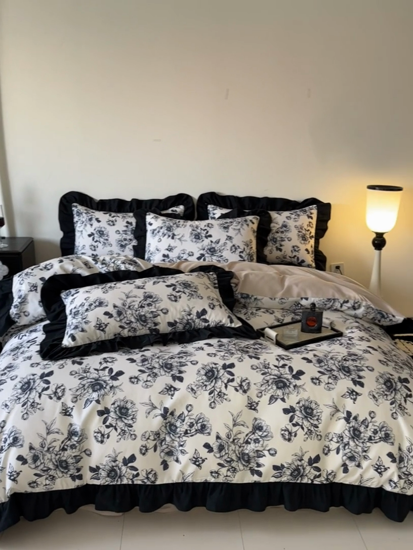 91家纺网 家纺一手货源 找家纺 一左一右2025春夏新款数码印花法式复古花边磨毛水洗棉四件套 安纳西-蓝