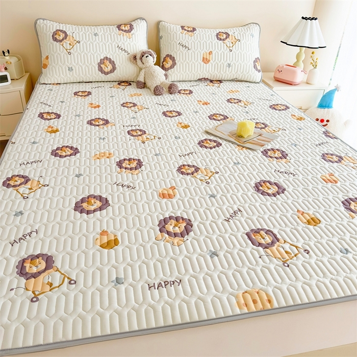 91家纺网 家纺一手货源 找家纺 雯豆2025夏季新品0.4乳胶凉席平铺款三件套凉感丝小清新印花席梦思床罩 乳胶凉席-小狮子