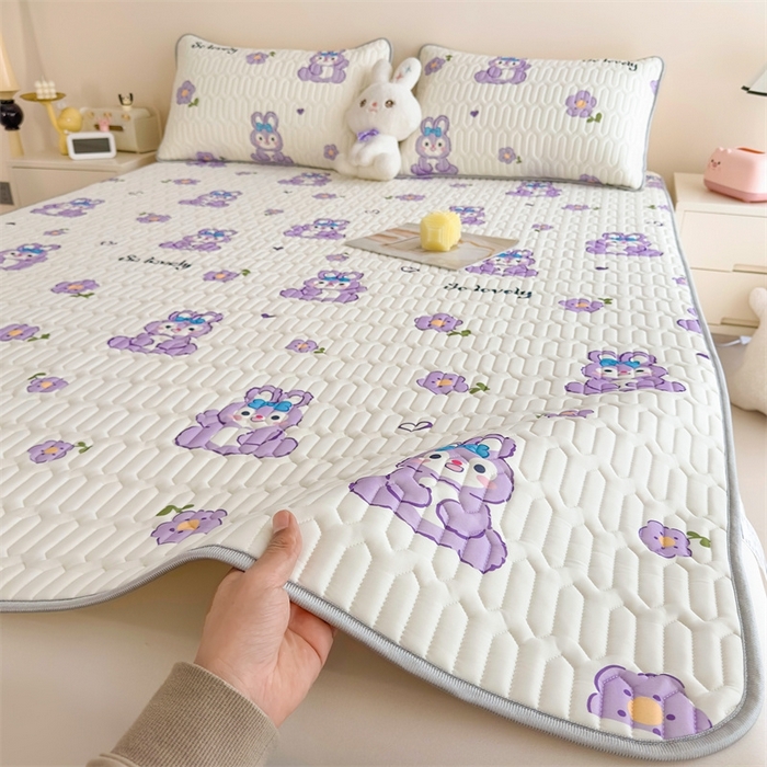 91家纺网 家纺一手货源 找家纺 雯豆2025夏季新品0.4乳胶凉席平铺款三件套凉感丝小清新印花席梦思床罩 乳胶凉席-妮娜兔