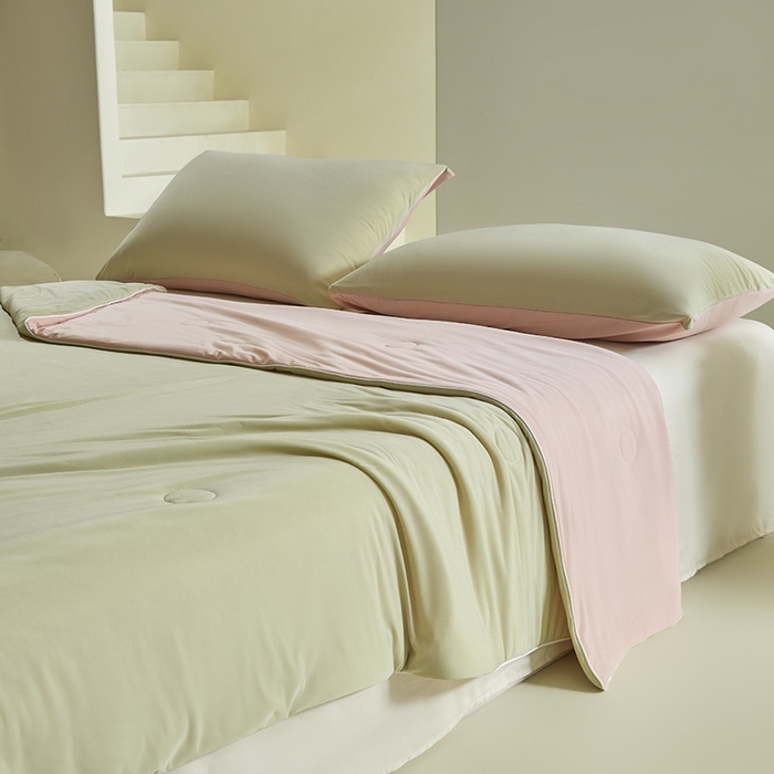 91家纺网 家纺一手货源 找家纺 金爱家2025新款A类高品质冰冰凉雪花冰感凉皮双面加倍透气孔氨纶凉感夏被 冰感凉皮-西瓜粉（加倍透气）