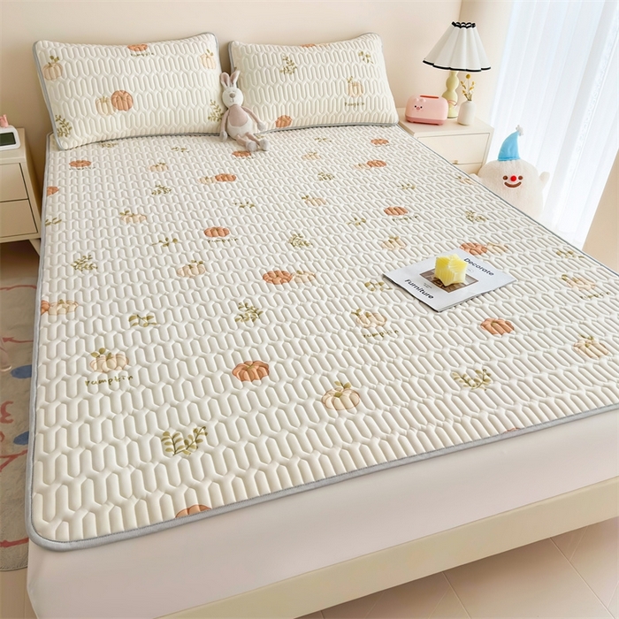 91家纺网 家纺一手货源 找家纺 雯豆2025夏季新品0.4乳胶凉席平铺款三件套凉感丝小清新印花席梦思床罩 乳胶凉席-吉祥南瓜1