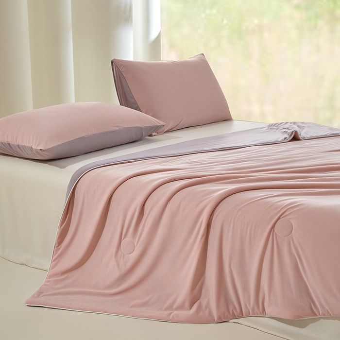 91家纺网 家纺一手货源 找家纺 金爱家2025新款A类高品质冰冰凉雪花冰感凉皮双面加倍透气孔氨纶凉感夏被 冰感凉皮-粉紫梦幻（加倍透气）