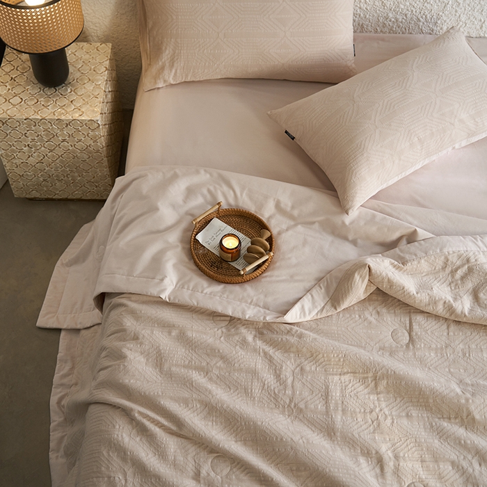 91家纺网 家纺一手货源 找家纺 宜代光年 2025新款60s水洗棉提花夏被套件 艾迪-咖