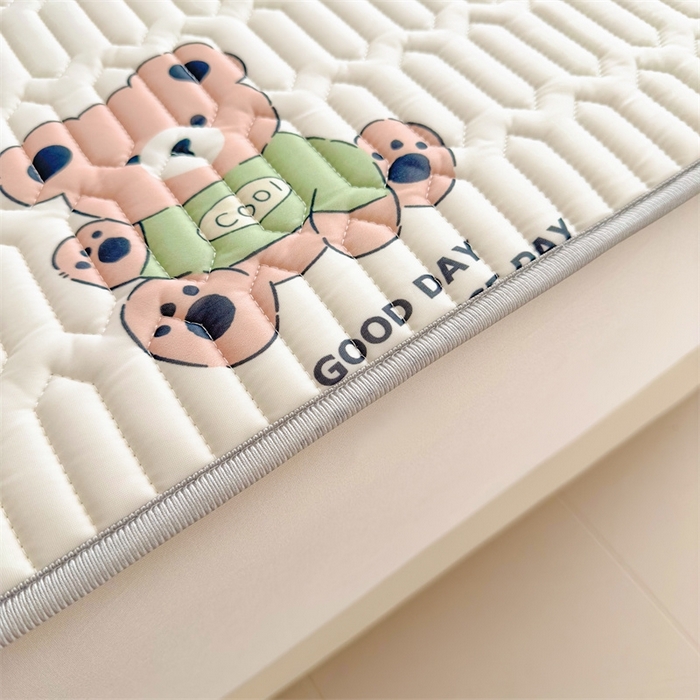 91家纺网 家纺一手货源 找家纺 雯豆2025夏季新品0.4乳胶凉席平铺款三件套凉感丝小清新印花席梦思床罩 乳胶凉席-小树熊