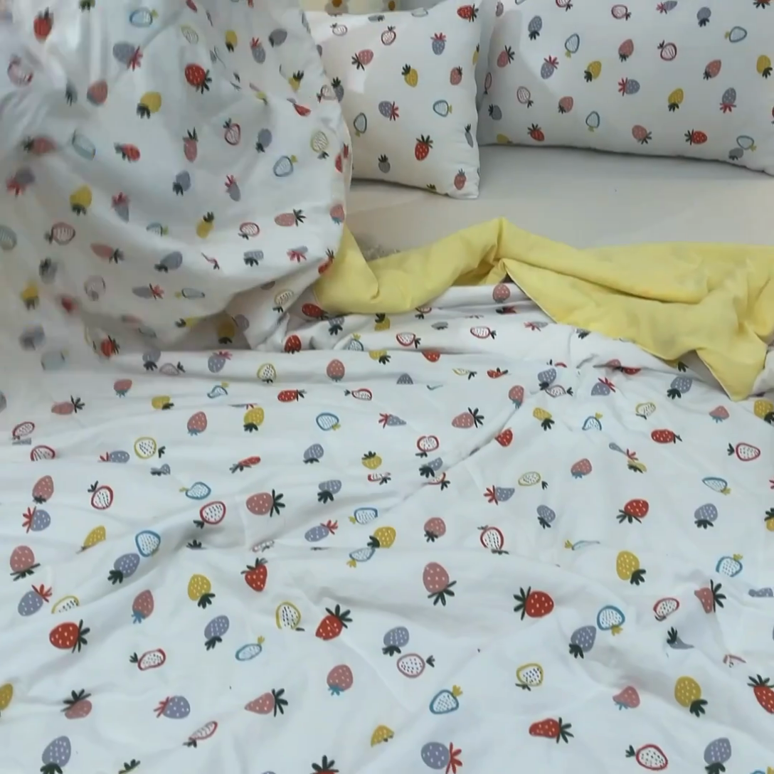 91家纺网 家纺一手货源 找家纺 鑫贝阳 2025新款亲肤水洗棉小花边印花夏被 小草莓