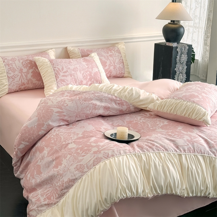 91家纺网 家纺一手货源 找家纺 一左一右2025春夏新款法式少女风数码印花褶皱花边水洗棉磨毛四件套 浪漫少女-粉