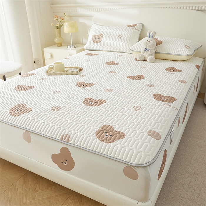 91家纺网 家纺一手货源 找家纺 雯豆2025夏季新品0.4乳胶凉席床笠款三件套凉感丝印花纯色床罩 乳胶床笠-小熊仔1