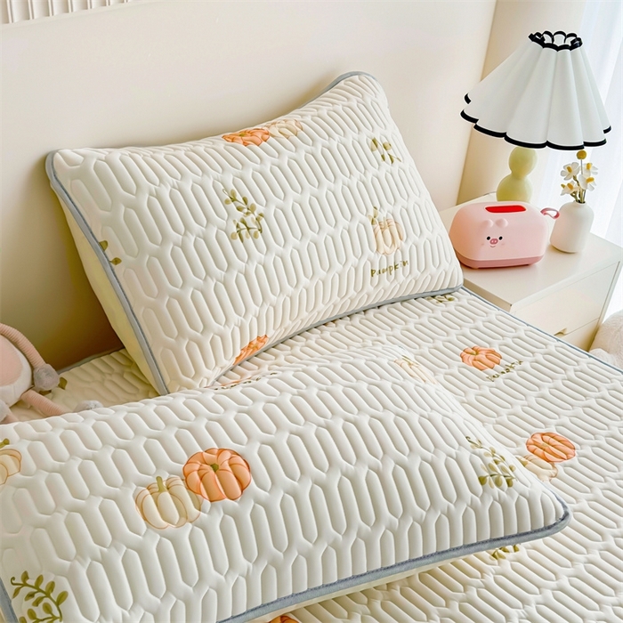 91家纺网 家纺一手货源 找家纺 雯豆2025夏季新品0.4乳胶凉席床笠款三件套凉感丝印花纯色床罩 乳胶床笠-吉祥南瓜1