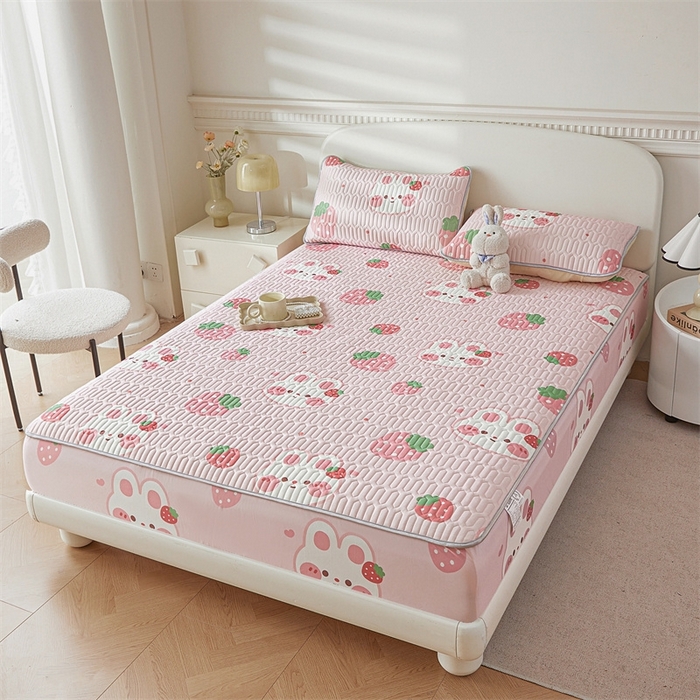 91家纺网 家纺一手货源 找家纺 雯豆2025夏季新品0.4乳胶凉席床笠款三件套凉感丝印花纯色床罩 乳胶床笠-草莓兔1