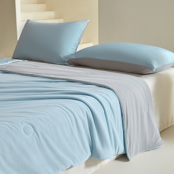 91家纺网 家纺一手货源 找家纺 金爱家2025新款A类高品质冰冰凉雪花冰感凉皮双面加倍透气孔氨纶凉感夏被 冰感凉皮-天蓝灰（加倍透气）