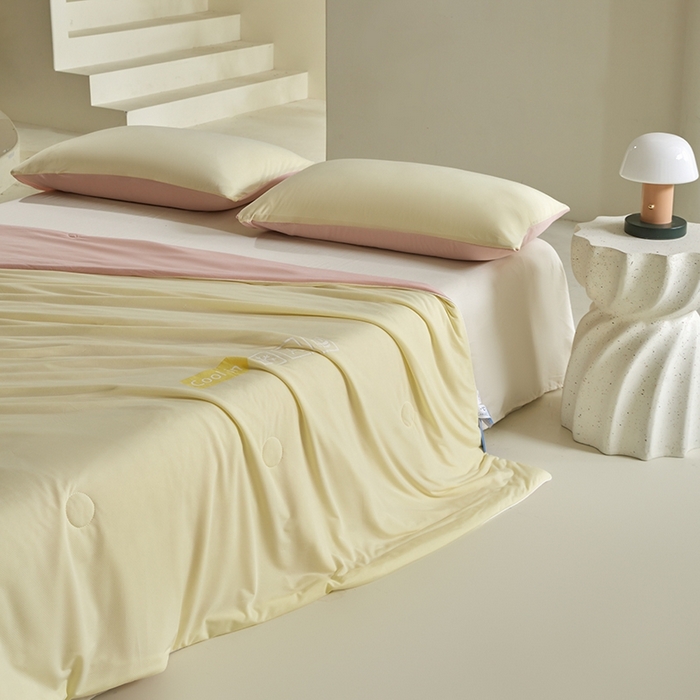 91家纺网 家纺一手货源 找家纺 金爱家2025新款A类高品质冰冰凉雪花冰感凉皮双面加倍透气孔氨纶凉感夏被 冰感凉皮-柠檬草莓（加倍透气）