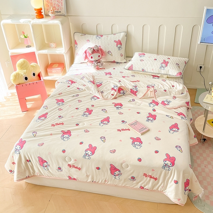 91家纺网 家纺一手货源 找家纺 金爱家2025新款A类三丽鸥高品质可组合凉感丝乳胶席牛奶丝针织棉软糯夏被四件套 乳胶席-草莓甜筒美乐蒂