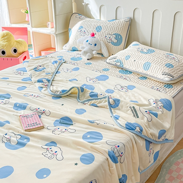 91家纺网 家纺一手货源 找家纺 金爱家2025新款A类三丽鸥高品质可组合凉感丝乳胶席牛奶丝针织棉软糯夏被四件套 乳胶席-蓝蓝波点玉桂狗