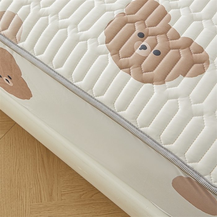 91家纺网 家纺一手货源 找家纺 雯豆2025夏季新品0.4乳胶凉席床笠款三件套凉感丝印花纯色床罩 乳胶床笠-小熊仔1