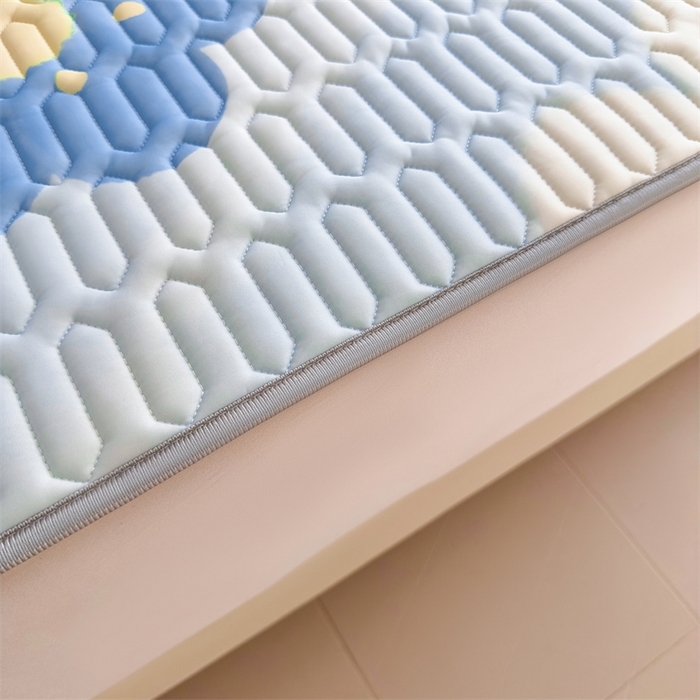 91家纺网 家纺一手货源 找家纺 雯豆2025夏季新品0.4乳胶凉席平铺款三件套凉感丝小清新印花席梦思床罩 乳胶凉席-花漾