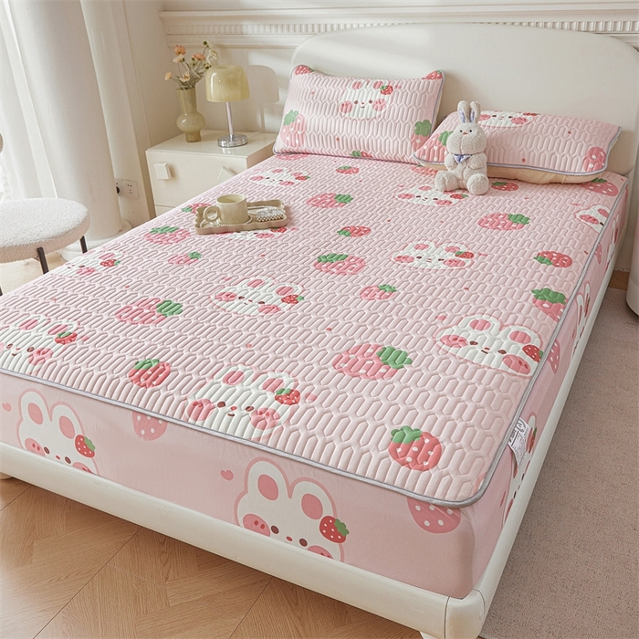 91家纺网 家纺一手货源 找家纺 雯豆2025夏季新品0.4乳胶凉席床笠款三件套凉感丝印花纯色床罩 乳胶床笠-草莓兔1