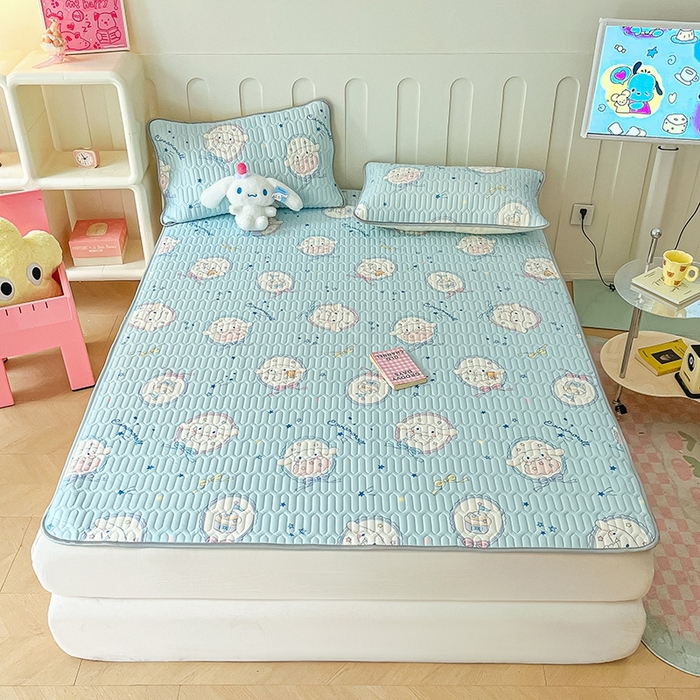 91家纺网 家纺一手货源 找家纺 金爱家2025新款A类三丽鸥高品质可组合凉感丝乳胶席牛奶丝针织棉软糯夏被四件套 乳胶席-蓝甜玉桂狗