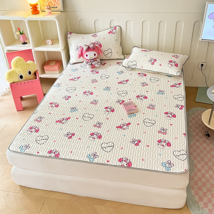 91家纺网 家纺一手货源 找家纺 金爱家2025新款A类三丽鸥高品质可组合凉感丝乳胶席牛奶丝针织棉软糯夏被四件套 乳胶席-蝴蝶结樱桃美乐蒂