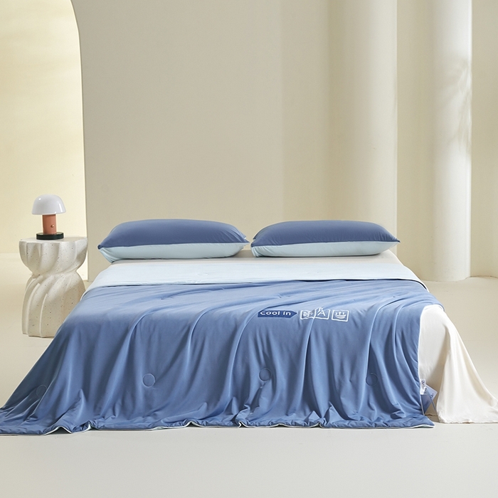 91家纺网 家纺一手货源 找家纺 金爱家2025新款A类高品质冰冰凉雪花冰感凉皮双面加倍透气孔氨纶凉感夏被 冰感凉皮-深蓝海盐（加倍透气）