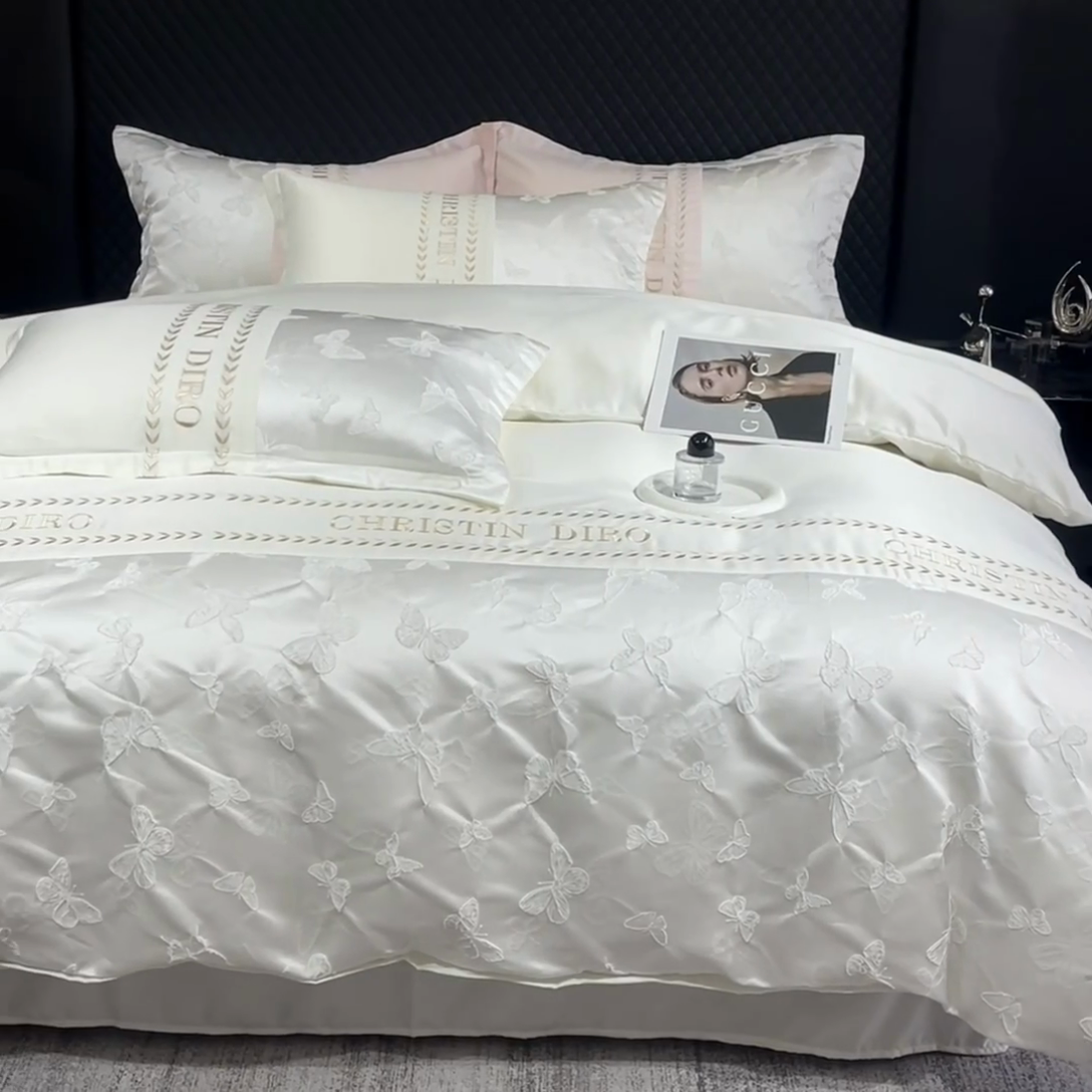 91家纺网 家纺一手货源 找家纺 艾米家居 2025新款轻奢浮雕系列水洗真丝凉感丝四件套 珍珠白蝴蝶花