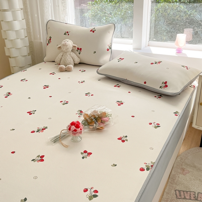 91家纺网 家纺一手货源 找家纺 星座家纺 2025新款大斜纹复合冰丝凉席-床笠款 奶油草莓-床笠款