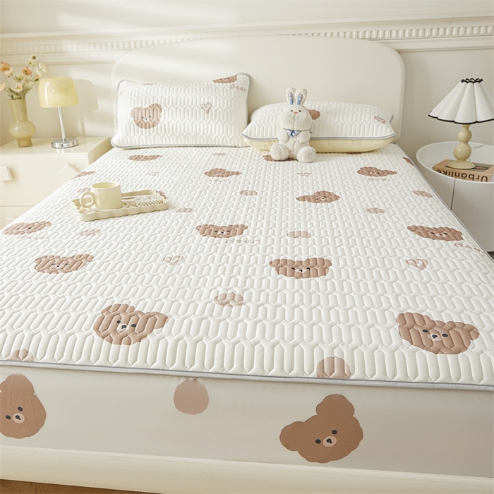 91家纺网 家纺一手货源 找家纺 雯豆2025夏季新品0.4乳胶凉席床笠款三件套凉感丝印花纯色床罩 乳胶床笠-小熊仔1