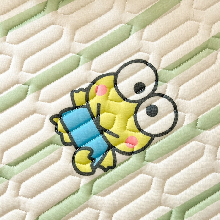 91家纺网 家纺一手货源 找家纺 金爱家2025新款A类三丽鸥高品质可组合凉感丝乳胶席牛奶丝针织棉软糯夏被四件套 乳胶席-夏日大眼蛙