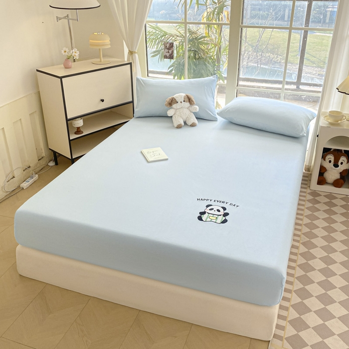 91家纺网 家纺一手货源 找家纺 莱通家纺 2025新款新疆纯色绣花床笠 熊宝-浅蓝