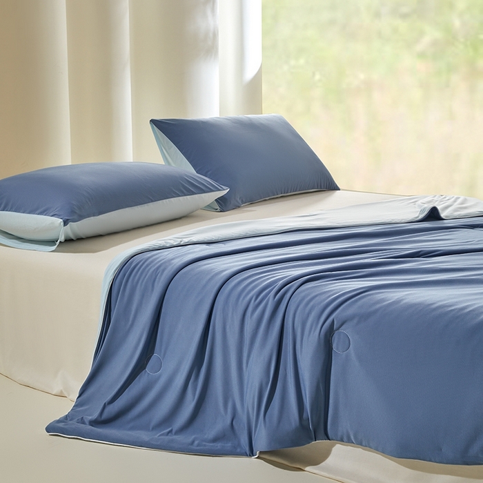 91家纺网 家纺一手货源 找家纺 金爱家2025新款A类高品质冰冰凉雪花冰感凉皮双面加倍透气孔氨纶凉感夏被 冰感凉皮-深蓝海盐（加倍透气）