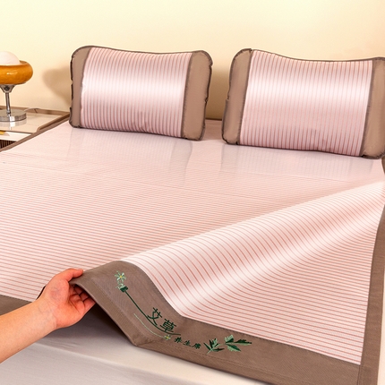 91家纺网 家纺一手货源 找家纺 丹兰 2025新款碳光冰丝席三件套竹席冰藤席艾草席学生席双人床凉席 碳光条纹 粉