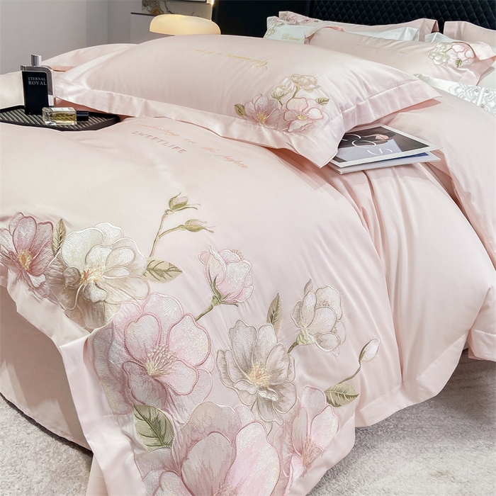 91家纺网 家纺一手货源 找家纺 绒棉世家 2025新款100支贡缎长绒棉刺绣工艺款四件套 花曼-粉