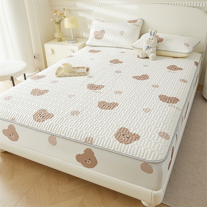 91家纺网 家纺一手货源 找家纺 雯豆2025夏季新品0.4乳胶凉席床笠款三件套凉感丝印花纯色床罩 乳胶床笠-小熊仔1