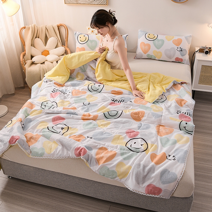 91家纺网 家纺一手货源 找家纺 鑫贝阳 2025新款亲肤水洗棉小花边印花夏被 爱心笑脸