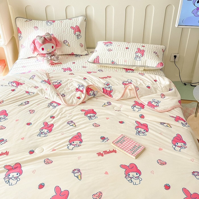 91家纺网 家纺一手货源 找家纺 金爱家2025新款A类三丽鸥高品质可组合凉感丝乳胶席牛奶丝针织棉软糯夏被四件套 乳胶席-草莓甜筒美乐蒂