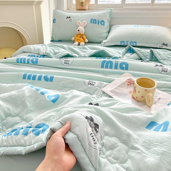 91家纺网 家纺一手货源 找家纺 2025新款A类印花手包边凌香新疆棉花夏被 凌香字母