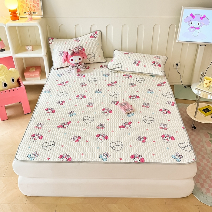 91家纺网 家纺一手货源 找家纺 金爱家2025新款A类三丽鸥高品质可组合凉感丝乳胶席牛奶丝针织棉软糯夏被四件套 乳胶席-蝴蝶结樱桃美乐蒂