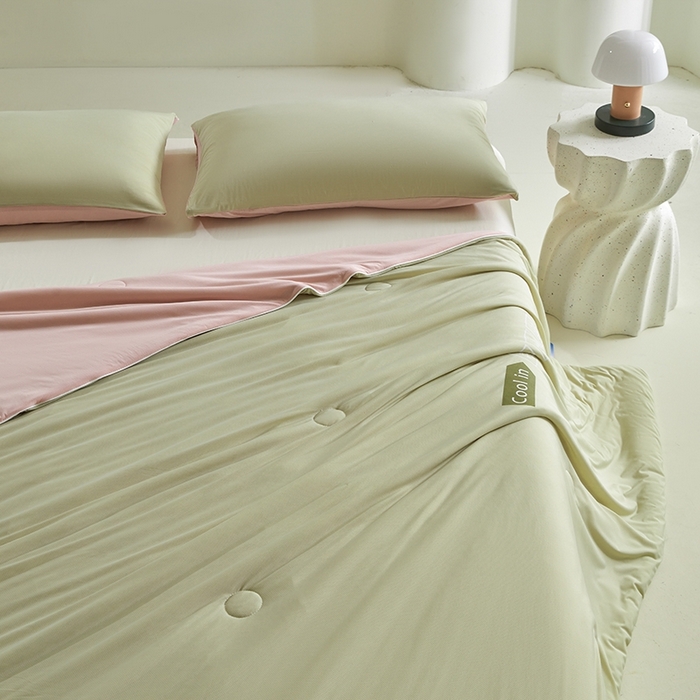 91家纺网 家纺一手货源 找家纺 金爱家2025新款A类高品质冰冰凉雪花冰感凉皮双面加倍透气孔氨纶凉感夏被 冰感凉皮-西瓜粉（加倍透气）