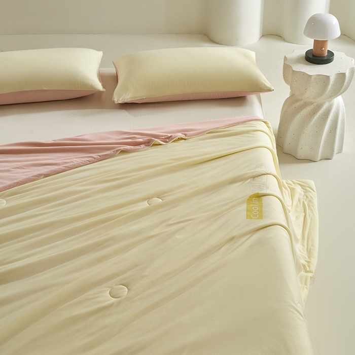 91家纺网 家纺一手货源 找家纺 金爱家2025新款A类高品质冰冰凉雪花冰感凉皮双面加倍透气孔氨纶凉感夏被 冰感凉皮-柠檬草莓（加倍透气）