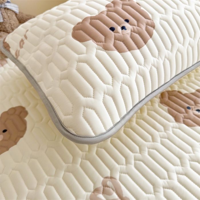 91家纺网 家纺一手货源 找家纺 雯豆2025夏季新品0.4乳胶凉席平铺款三件套凉感丝小清新印花席梦思床罩 乳胶凉席-小熊仔1