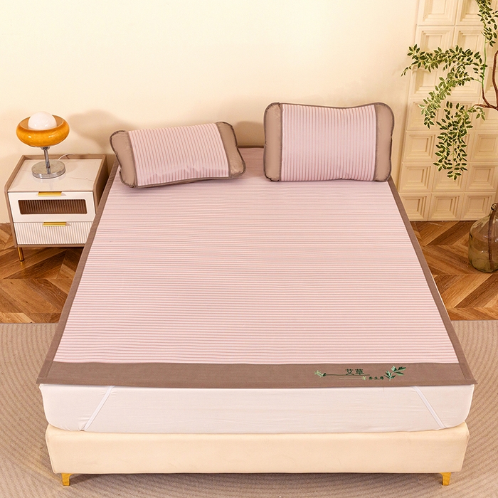 91家纺网 家纺一手货源 找家纺 丹兰 2025新款碳光冰丝席三件套竹席冰藤席艾草席学生席双人床凉席 碳光条纹 粉