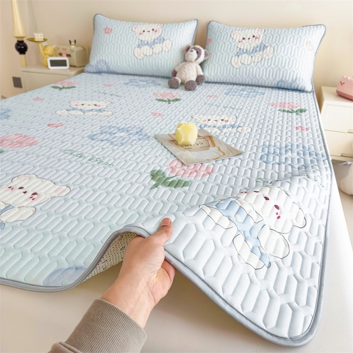 91家纺网 家纺一手货源 找家纺 雯豆2025夏季新品0.4乳胶凉席平铺款三件套凉感丝小清新印花席梦思床罩 乳胶凉席-元气满满